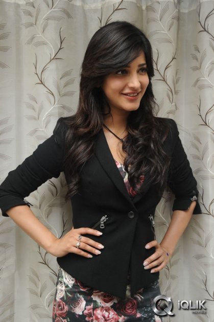 Shruti-Haasan-at-Ramayya-Vastavayya-Press-Meet